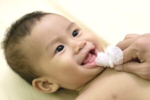 Como Limpar a Boca do Bebê Corretamente