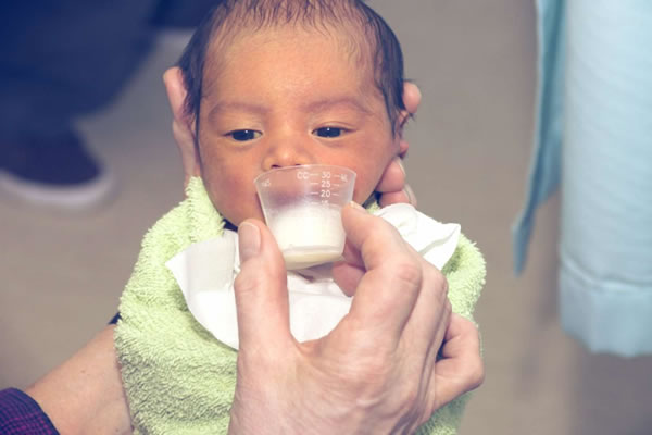 Como oferecer leite materno ao bebê