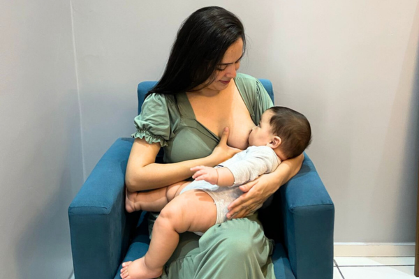Elivia Teles Amamentando 01